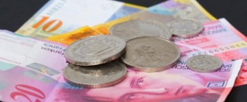 Francul elveţian, la 4,50 lei